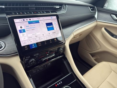 Used 2023 Jeep Grand Cherokee Limited image 21