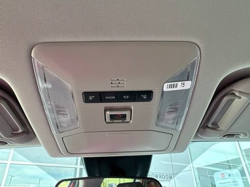 Used 2025 Toyota RAV4 XLE AWD/4WD image 23