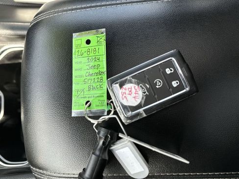 Used 2024 Jeep Grand Cherokee L Limited w/ Luxury Tech Group II image 23