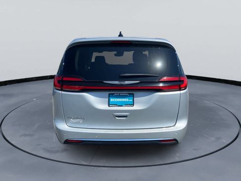 Used 2024 Chrysler Pacifica Touring-L FWD image 4