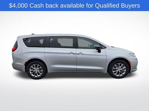 New 2026 Chrysler Pacifica Select image 2