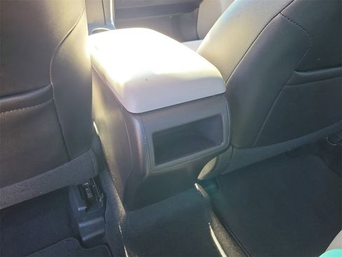 Used 2017 Toyota Camry SE image 11