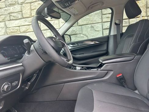 Used 2023 Jeep Grand Cherokee Laredo image 8