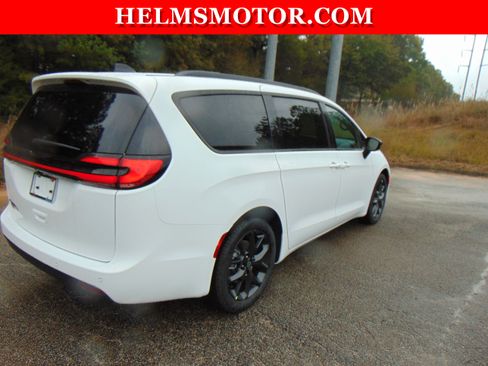 New 2026 Chrysler Pacifica Select w/ S Appearance Package image 14