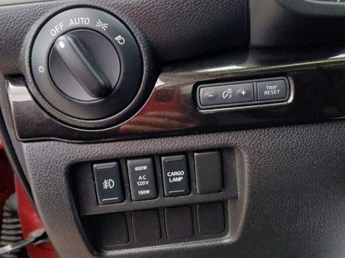 Used 2017 Nissan Titan SV image 19