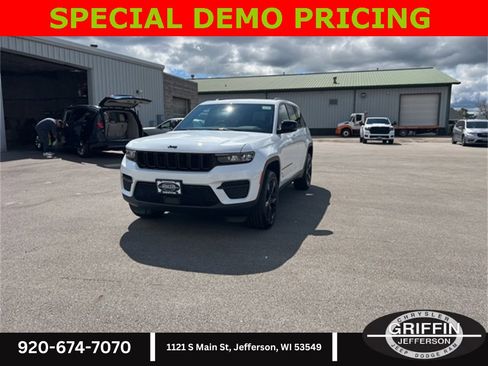 New 2025 Jeep Grand Cherokee Altitude image 3