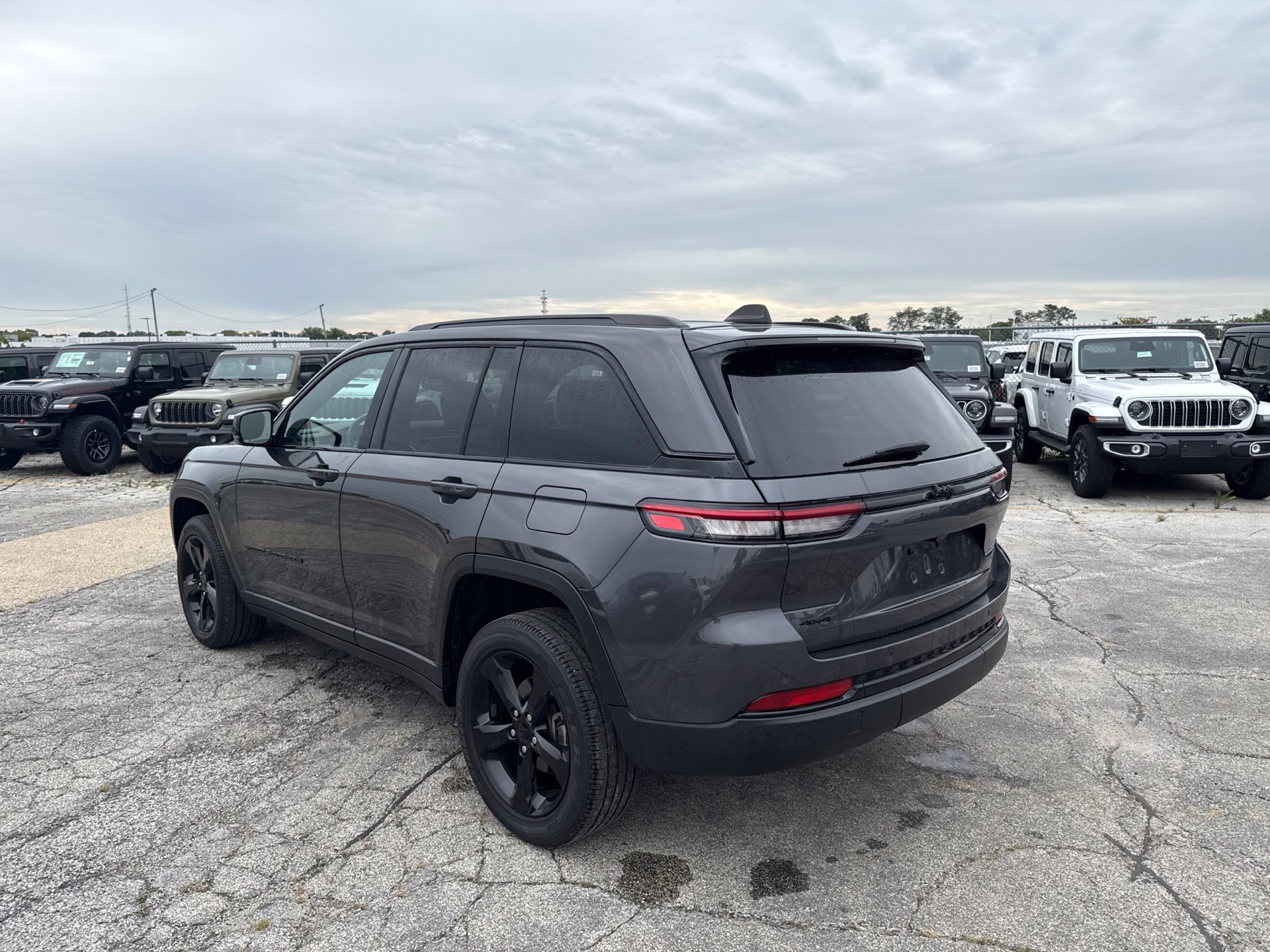 Used 2023 Jeep Grand Cherokee Altitude AWD/4WD image 8