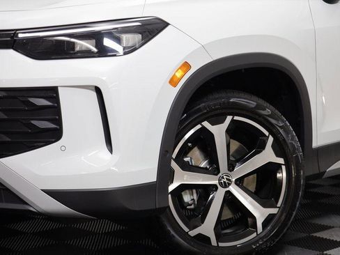 New 2025 Volkswagen Tiguan SE w/ Panoramic Sunroof Package image 3