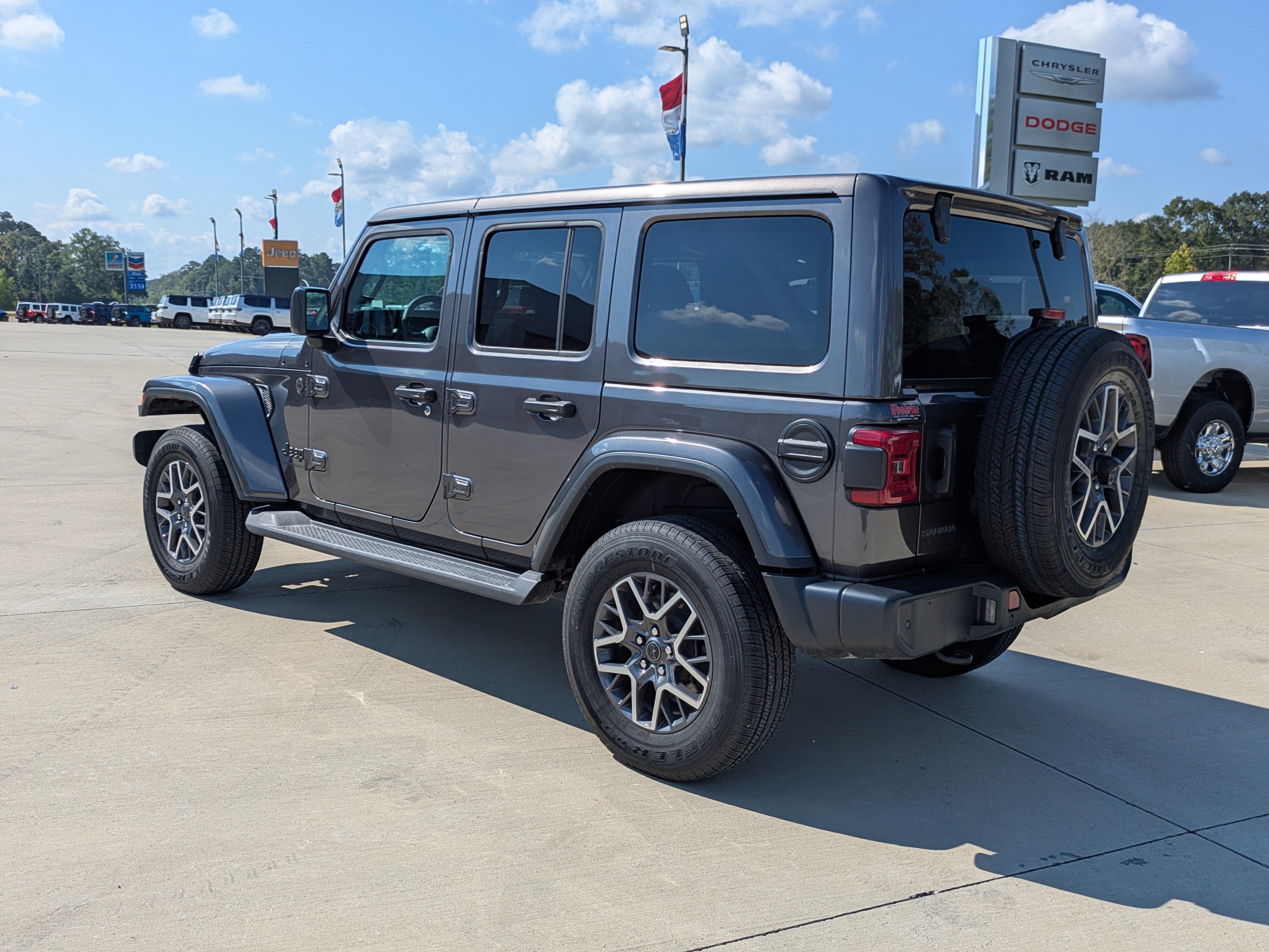 Used 2025 Jeep Wrangler Unlimited Sahara AWD/4WD image 3