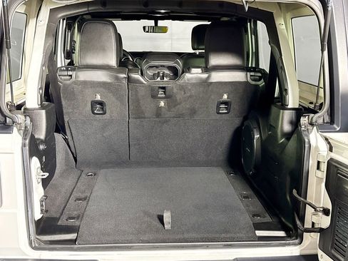 Used 2018 Jeep Wrangler Unlimited Sahara w/ Uconnect 4C Nav & Sound Group image 21