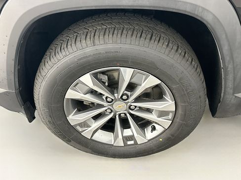 Used 2025 Chevrolet Equinox LT w/ Convenience Package II image 11