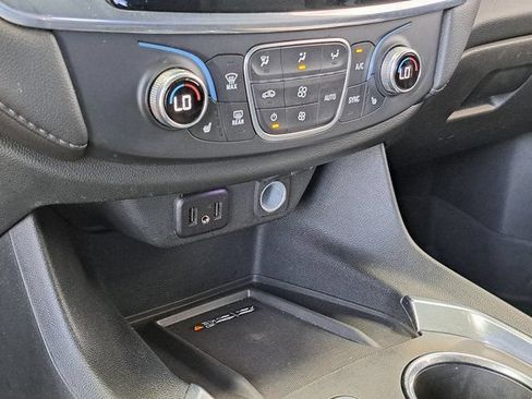 Used 2022 Chevrolet Traverse LT FWD image 17