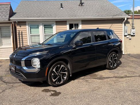 Used 2022 Mitsubishi Outlander ES AWD/4WD image 2
