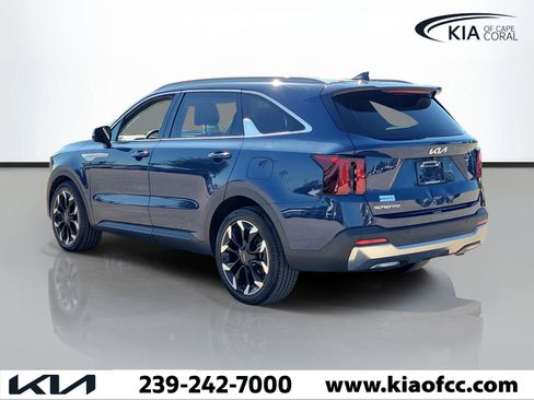Certified 2024 Kia Sorento EX w/ Panoramic Sunroof Package FWD image 4