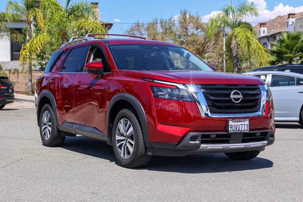 Used 2025 Nissan Pathfinder SL FWD image 2