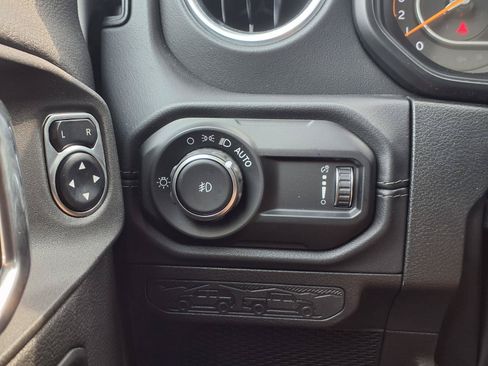Used 2024 Jeep Wrangler Unlimited Sahara w/ Technology Group AWD/4WD image 15