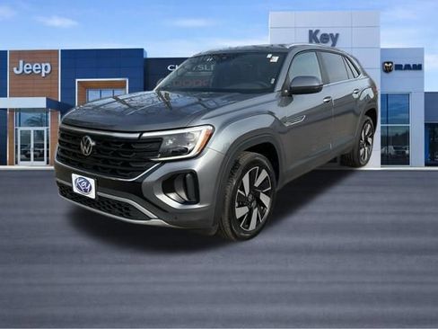 Used 2024 Volkswagen Atlas Cross Sport SE image 2