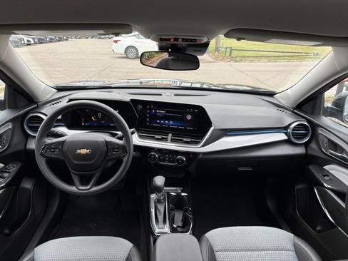 Used 2025 Chevrolet Trax LT FWD image 32