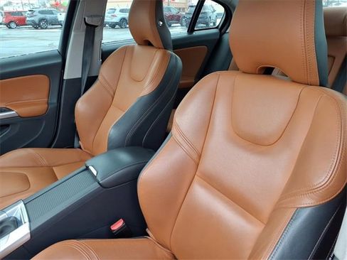 Used 2017 Volvo S60 T5 Inscription Platinum image 14