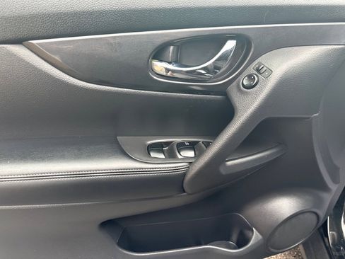 Used 2017 Nissan Rogue SV AWD/4WD image 18