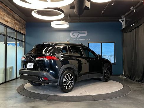 Used 2024 Toyota Corolla Cross SE image 3