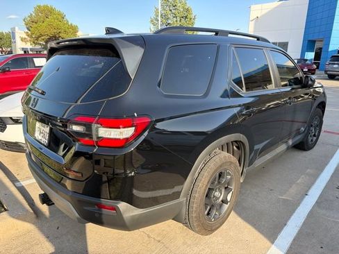 Used 2025 Honda Pilot TrailSport image 3