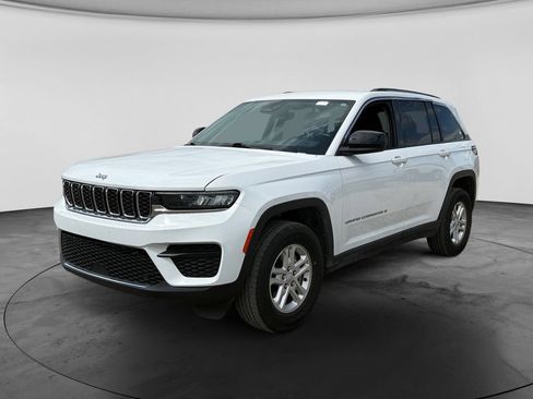 Used 2024 Jeep Grand Cherokee Laredo RWD image 5