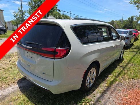 Used 2021 Chrysler Pacifica Limited w/ Uconnect Theater Family Group FWD image 5