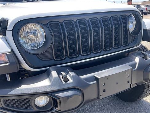Used 2025 Jeep Gladiator Sport AWD/4WD image 32