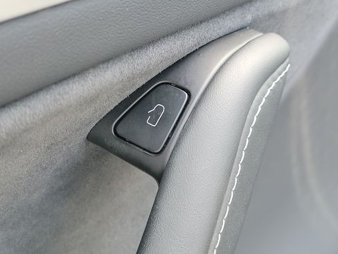 Used 2024 Tesla Model Y Long Range AWD/4WD image 18