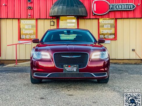 Used 2018 Chrysler 300 Touring L image 3