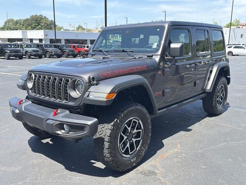 Used 2025 Jeep Wrangler Unlimited Rubicon AWD/4WD image 3