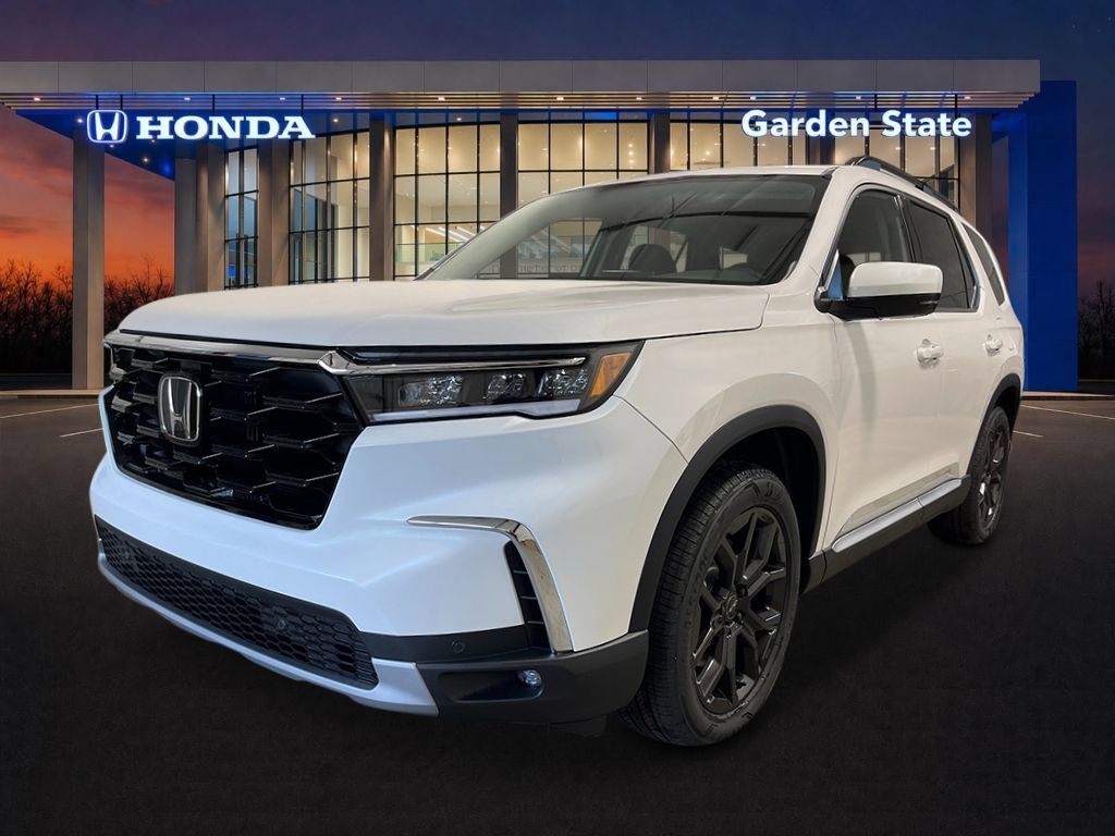 Used 2025 Honda Pilot Touring image 1