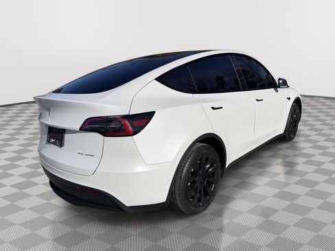 Used 2022 Tesla Model Y Long Range image 7