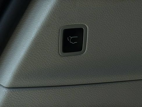 Used 2024 Chrysler Pacifica Touring-L FWD image 37