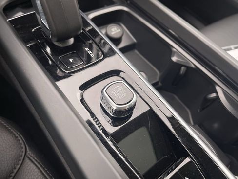 Used 2025 Volvo XC60 B5 Plus image 24