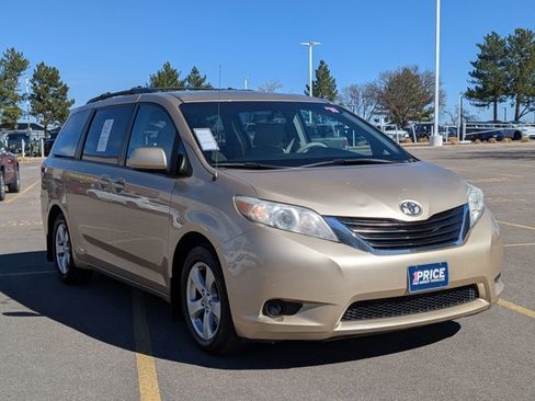 Used 2011 Toyota Sienna LE w/ Towing Pkg image 3
