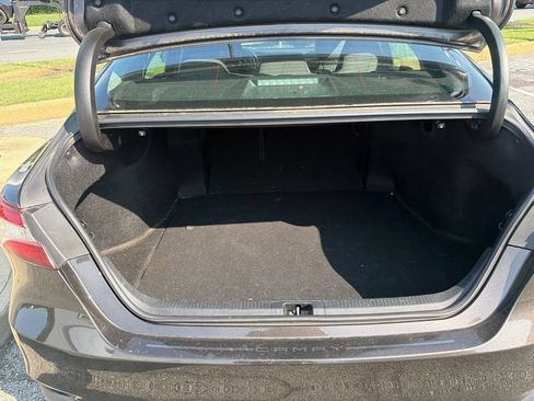 Used 2019 Toyota Camry LE FWD image 5