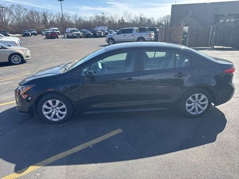 Used 2021 Toyota Corolla LE image 3