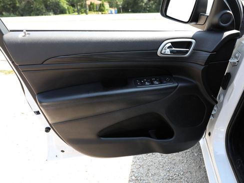 Used 2019 Jeep Grand Cherokee Altitude AWD/4WD image 17
