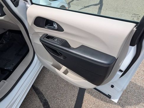 Used 2022 Chrysler Pacifica Touring-L FWD image 4