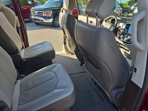 Used 2019 Chrysler Pacifica Touring-L w/ Advanced Safetytec Group FWD image 11