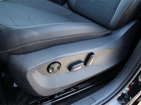 New 2026 Volkswagen Taos SE image 15