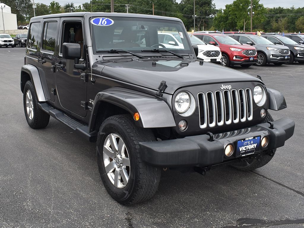 Used 2016 Jeep Wrangler Unlimited Sahara w/ Connectivity Group AWD/4WD image 11