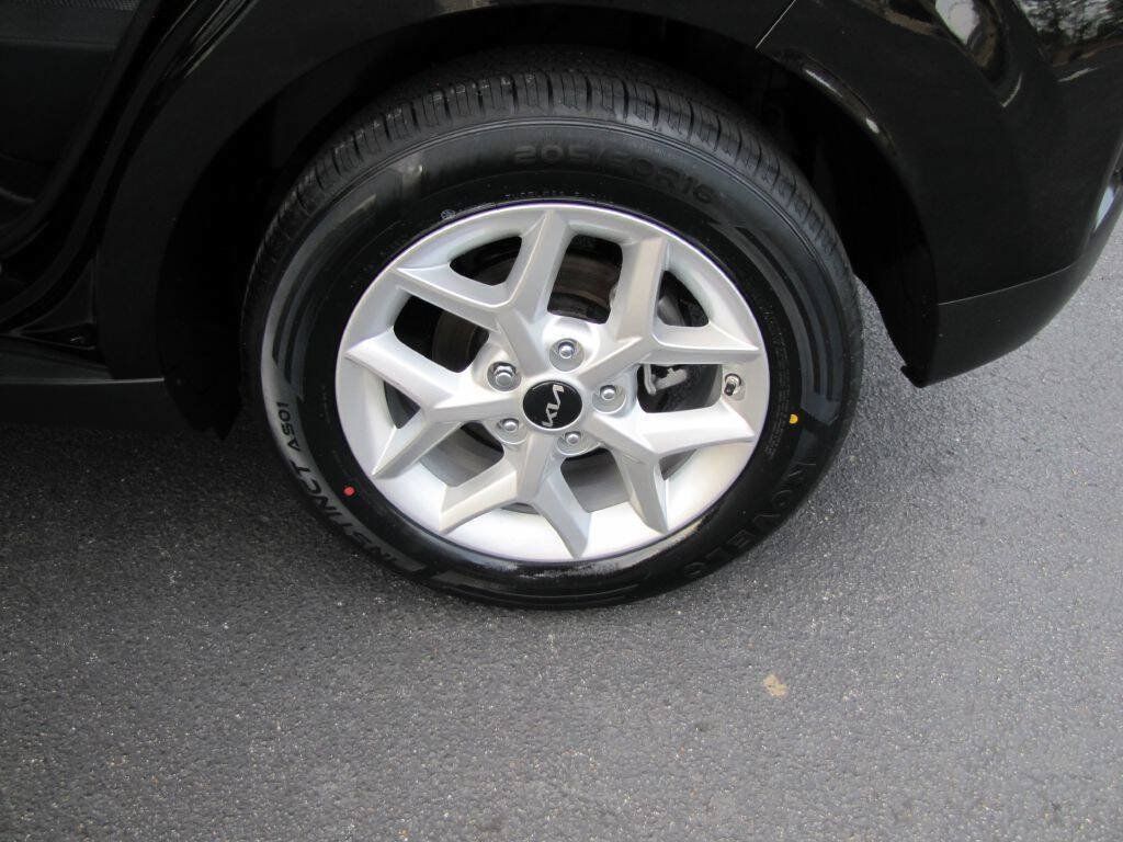 Used 2024 Kia Soul LX w/ Option Group 015 FWD image 30