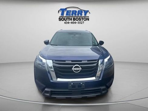Used 2024 Nissan Pathfinder SV FWD image 2