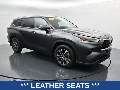 Used 2022 Toyota Highlander XLE AWD/4WD image 2