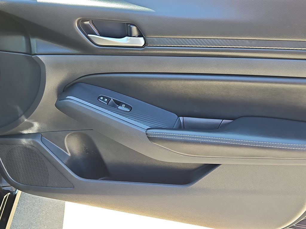Used 2025 Nissan Altima 2.5 SV FWD image 33