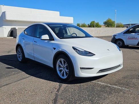 Used 2021 Tesla Model Y Long Range image 3