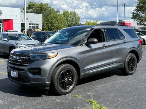 Used 2023 Ford Explorer XLT AWD/4WD image 3